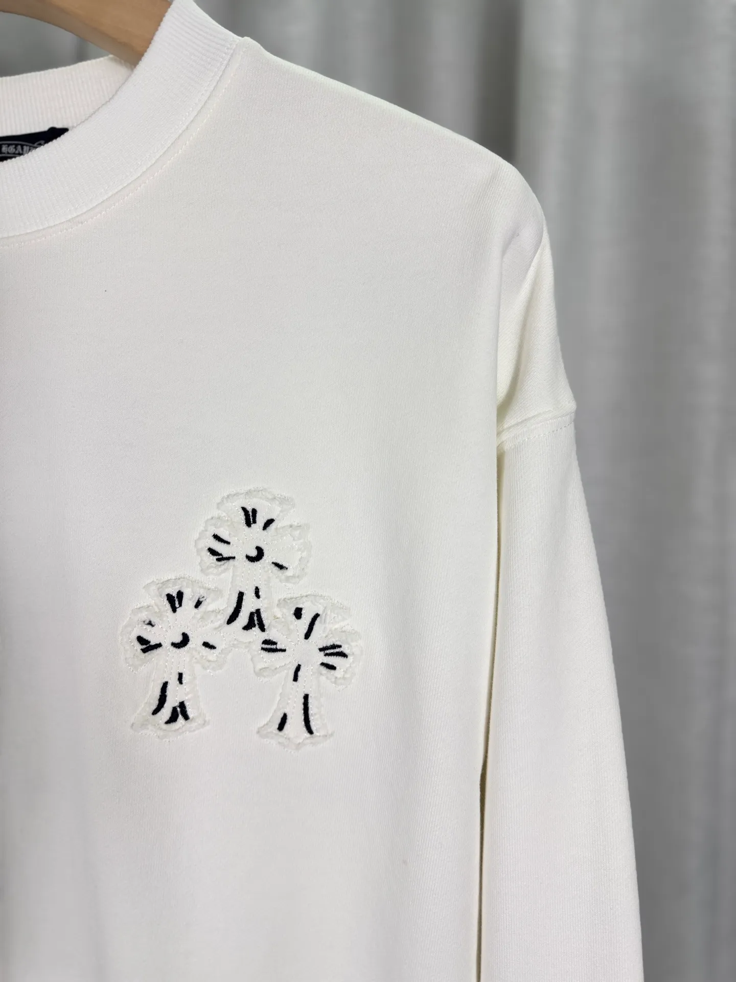 P260 top version, real shot without P, ​​different from market currency) 𝗖𝗵𝗿𝗼𝗺𝗲 𝗛𝗲𝗮𝗿𝘁𝘀/Cro Heart 2025 washed patch embroidery autumn and winter new original single counter American laser burnt 3D three-dimensional color embroidered couple casual sweatshirt 👑The highest version! Customized fabric 420g tripe terry fabric! American acid-washed and distressed original fabric laser burnt ✟appliqué embroidery and exquisite embroidery of letters! The best-selling model in the counter, very comfortable to wear. Accessories: original molded and authenticated collar label➕100% silk wash label. Genuine purchase-grade original hangtag➕matching hanging rope➕3D hanging beads➕original packaging bag. Craftsmanship: The original version has consistent wiring! The highest version of the armhole matching technique! Color: White Black Size: S M L XL Style No.: 25-303